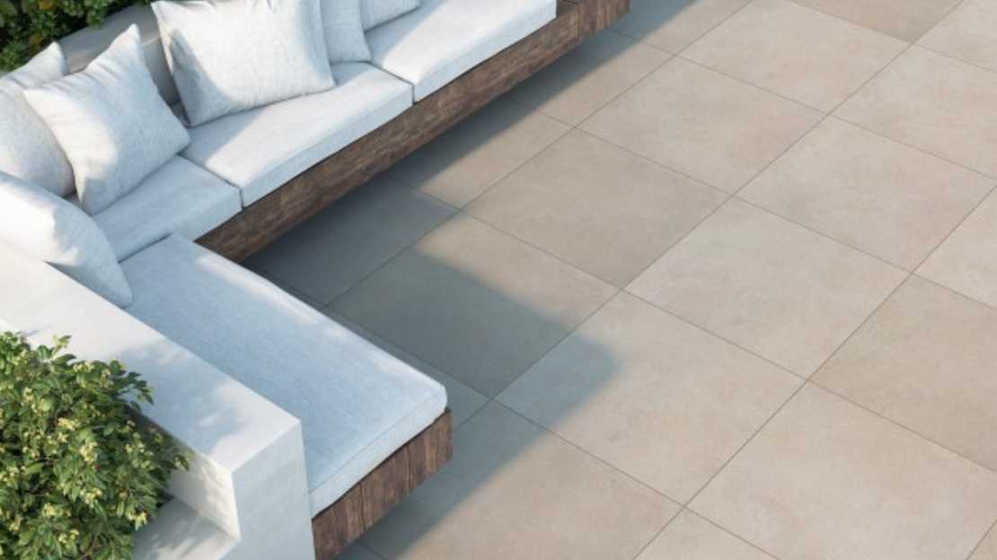 Fliesen Terrasse in beige mit weisser Lounge