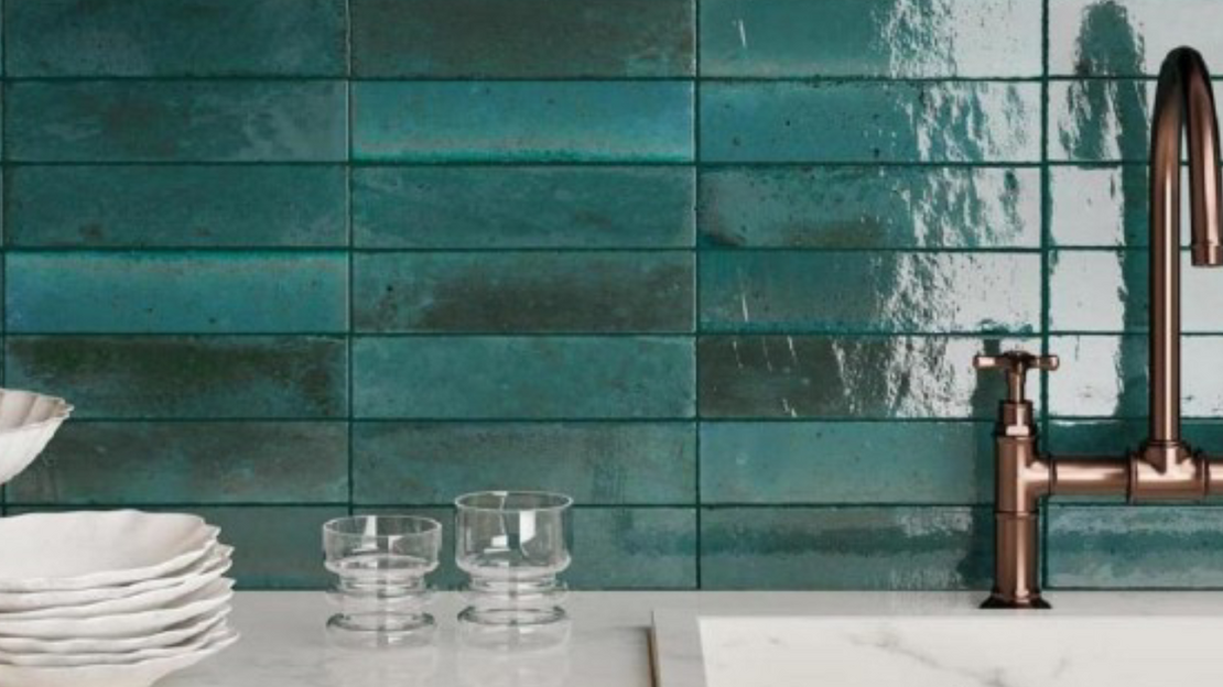 Fliesen für die Küche in blau als Fliesenspiegel mit Waschbecken im Hintergrund