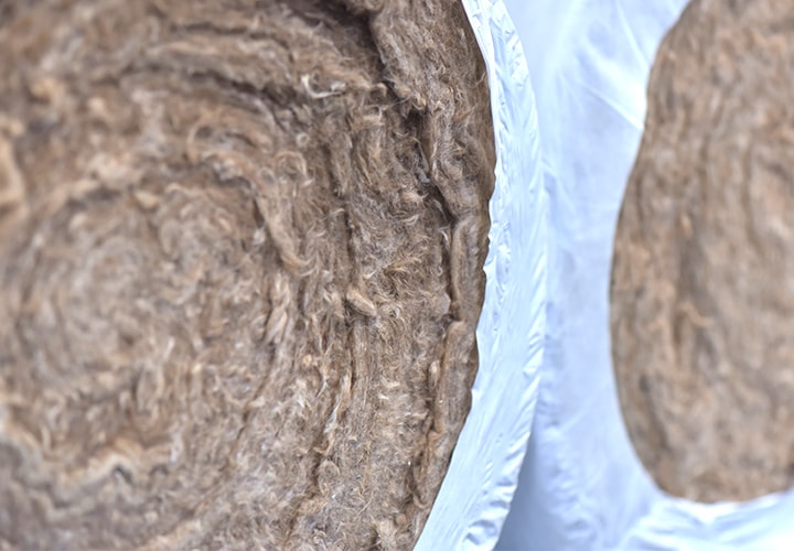 Braune Dämmung als Rolle mit weisser Folie