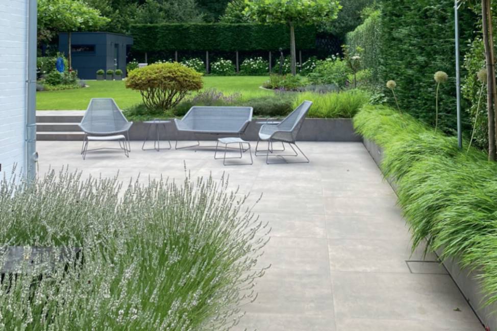 Terrassenplatten im Garten mit Gras 