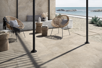 Beige Terrassenplatten auf einer Terrasse am Meer mit Blick auf das Meer